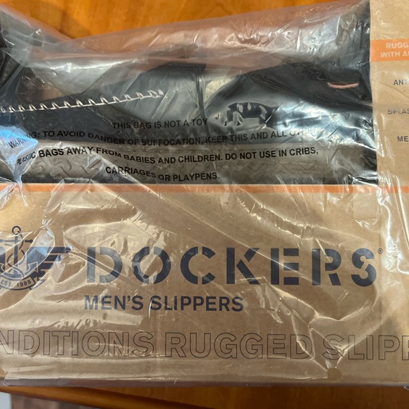 Men’s size extra large, 11/12 dockers brand black slippers - Picture 2 of 4